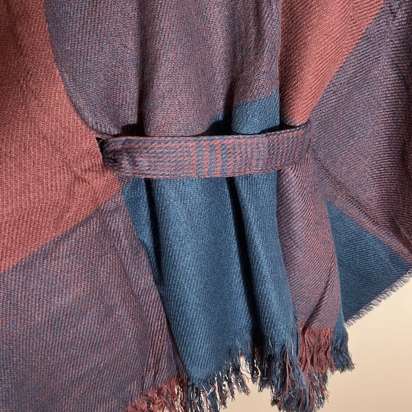 H Halston Ruana - Picture 6 of 10